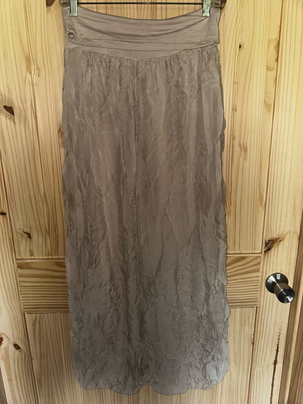 Crinkle pants in Taupe with High Waist - Picture 2 of 4